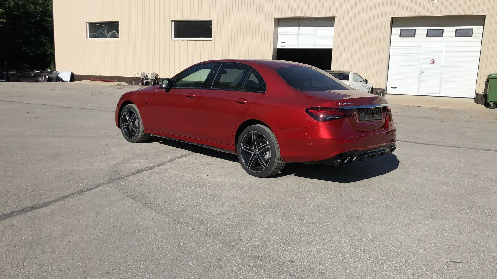 Punane Mercedes-Benz E-Class pärast värvitööd