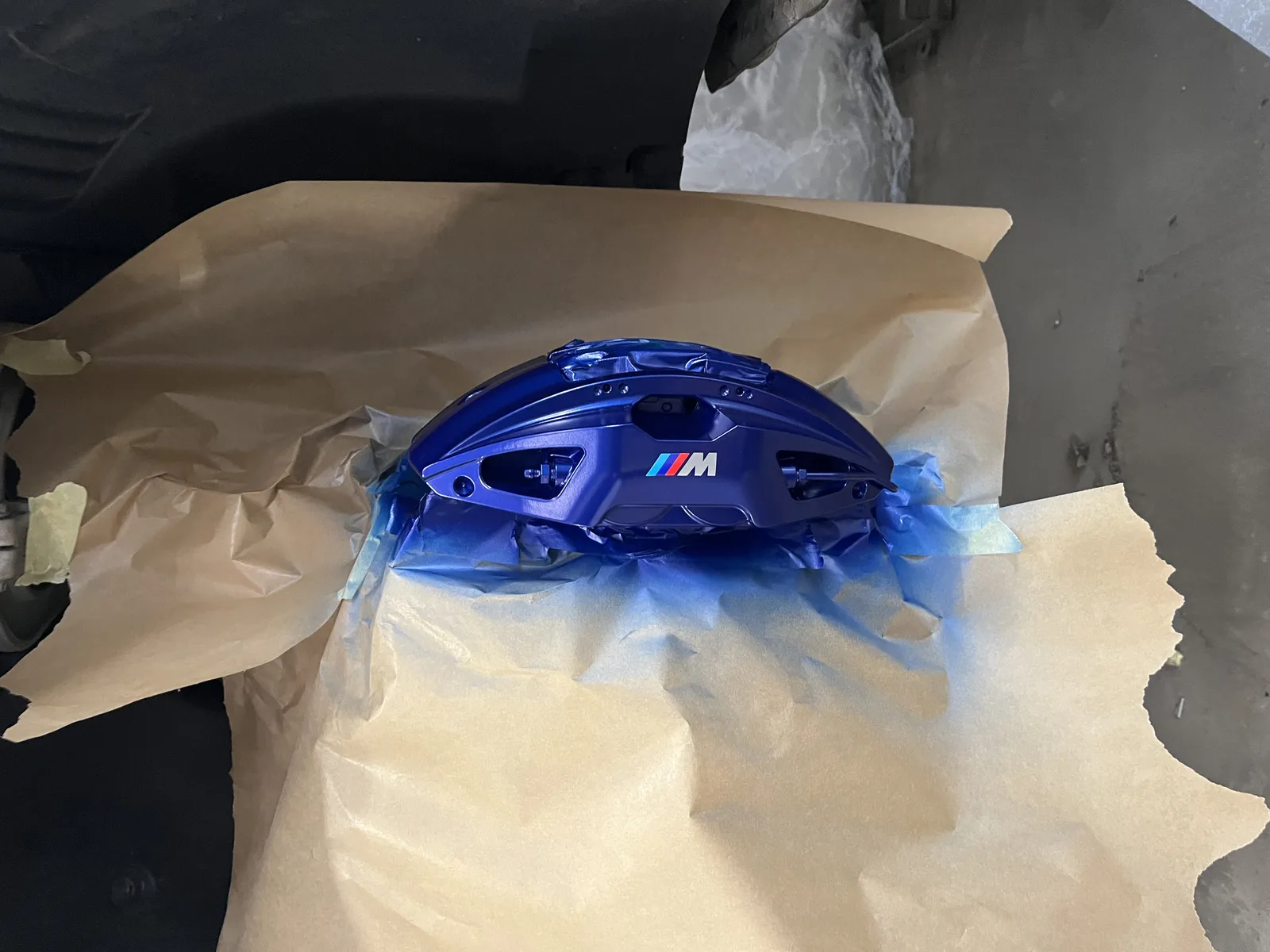 BMW M sinise pidurisadula värvimine