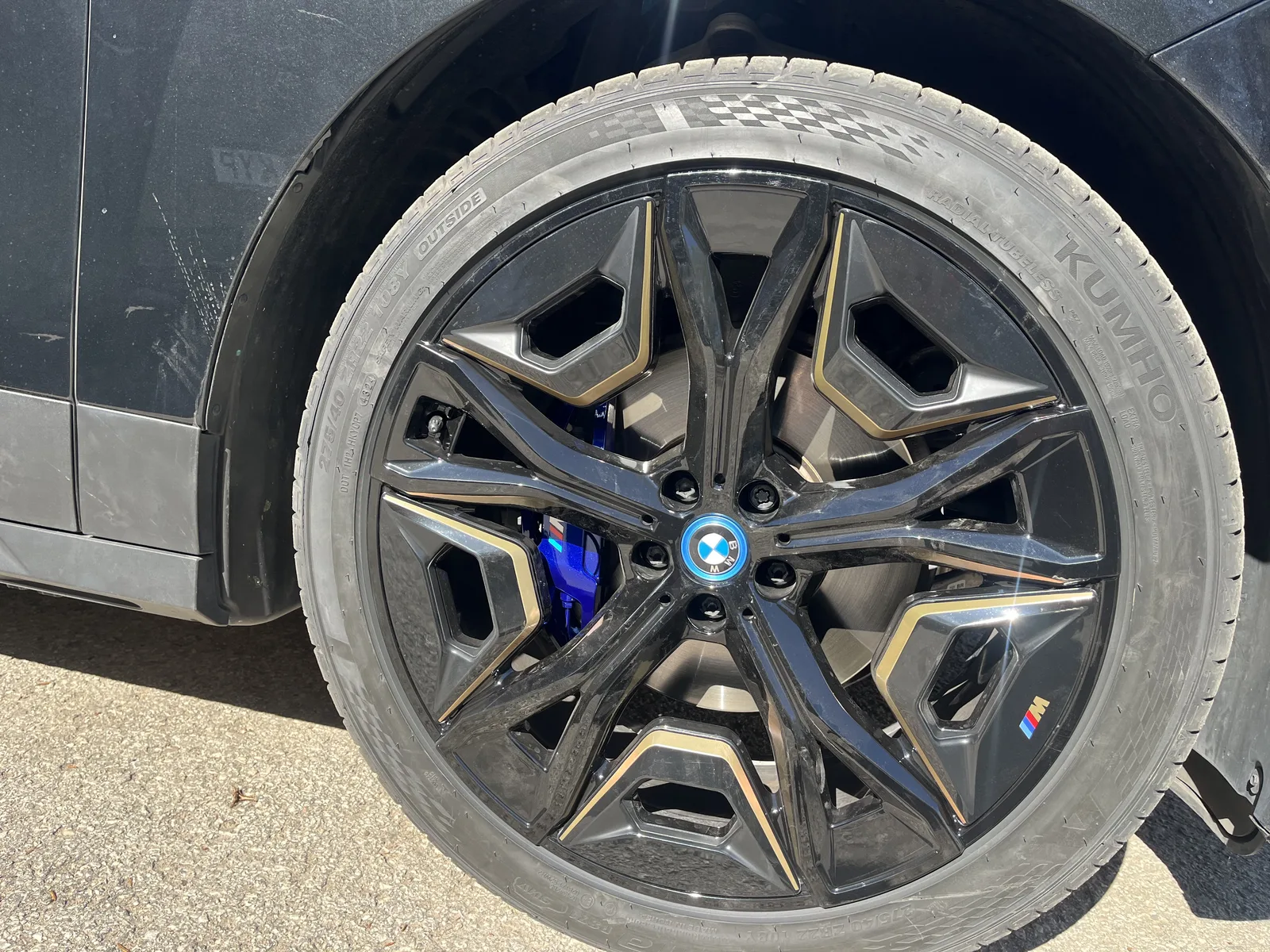 BMW M sport velg siniste pidurisadulate detailvaade