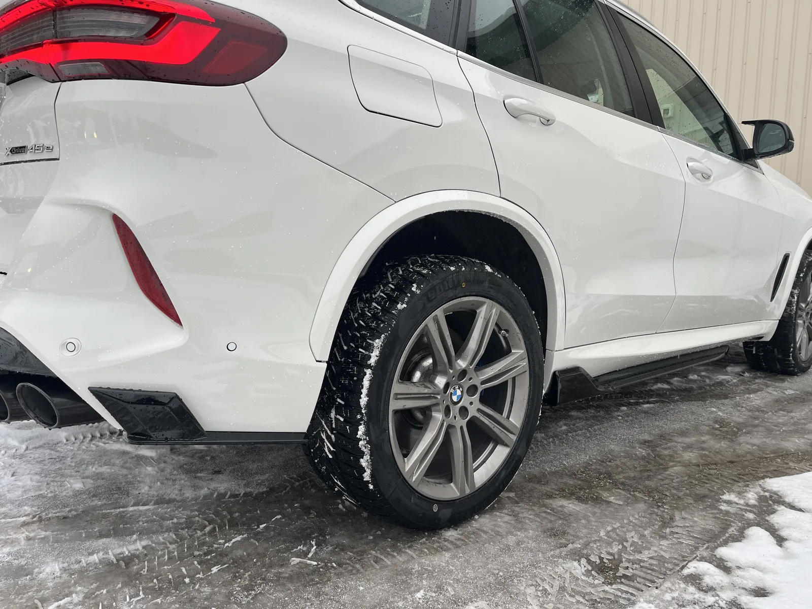 Valge BMW X5 tagaosa detailvaade pärast keretööd