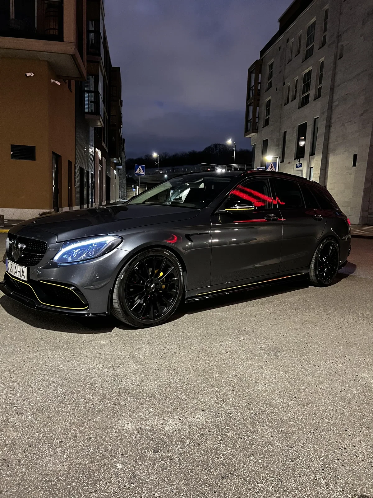 Mercedes-AMG C63 Estate eestvaade öise linnamaastiku taustal