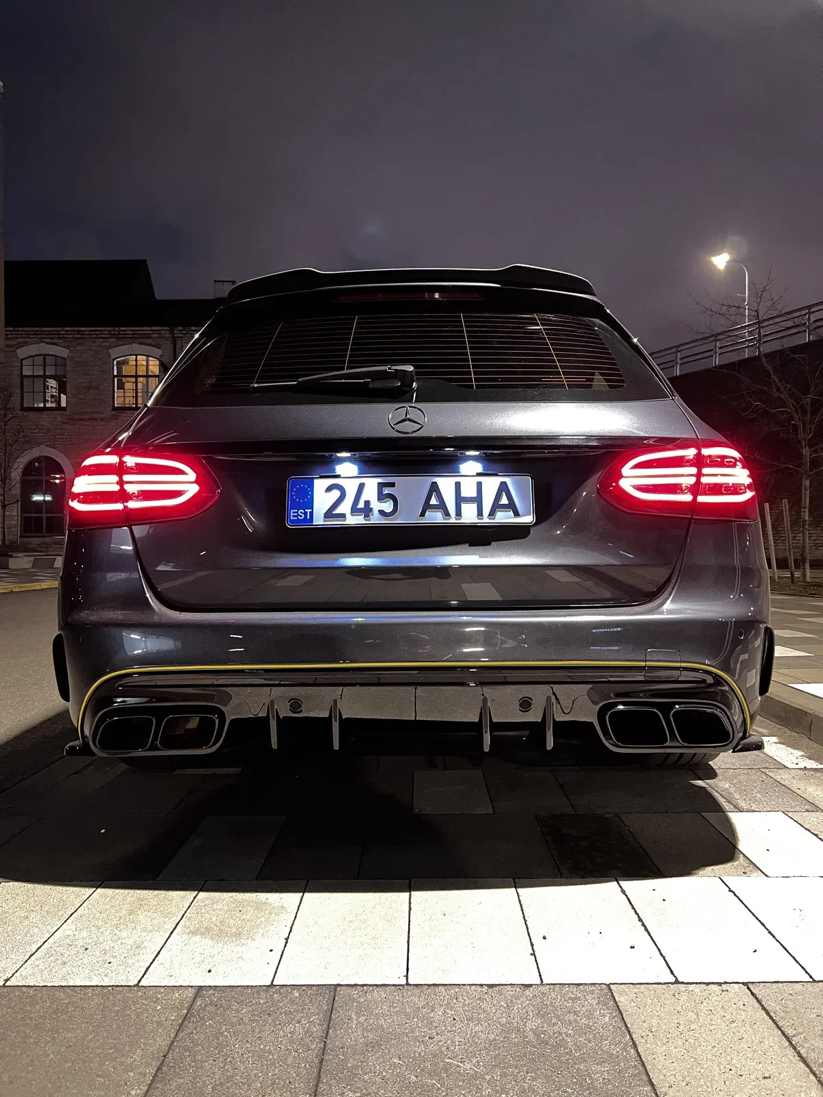 Mercedes-AMG C63 Estate tagantvaade öövalguses