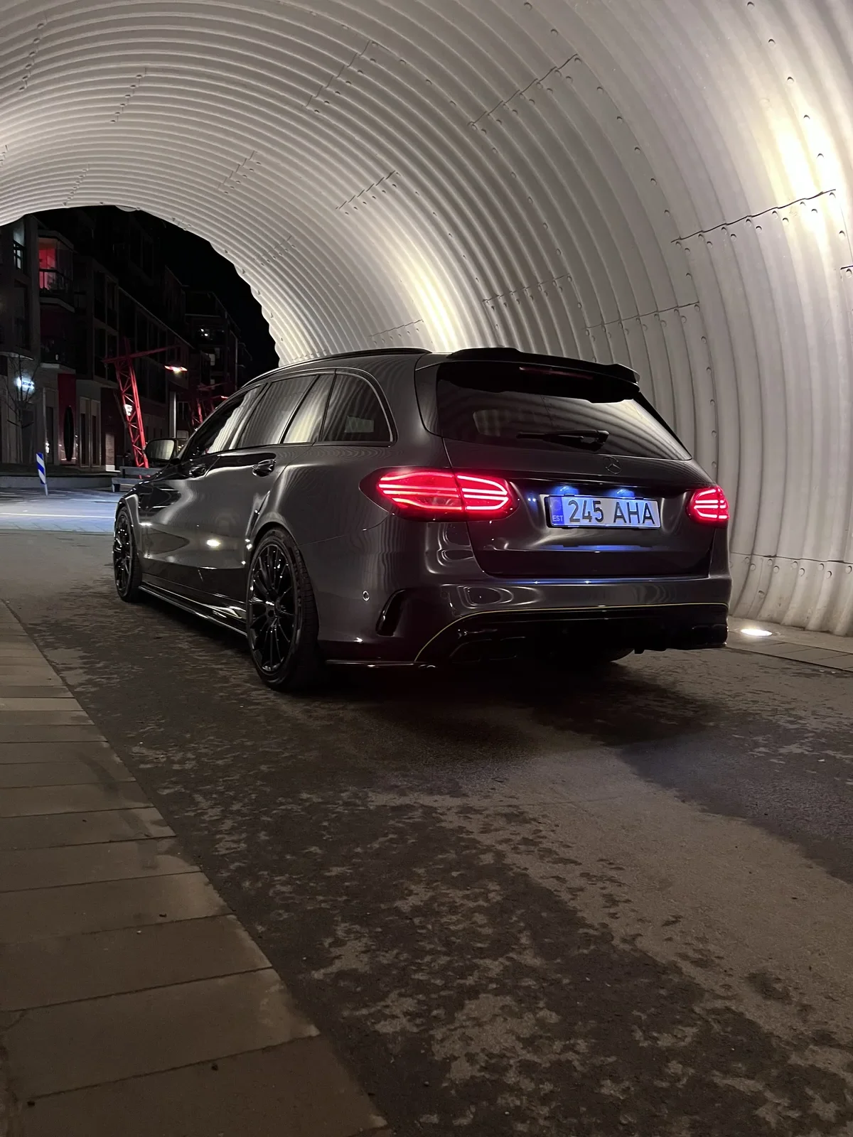 Mercedes-AMG C63 Estate tunnelis helendavate tagatuledega